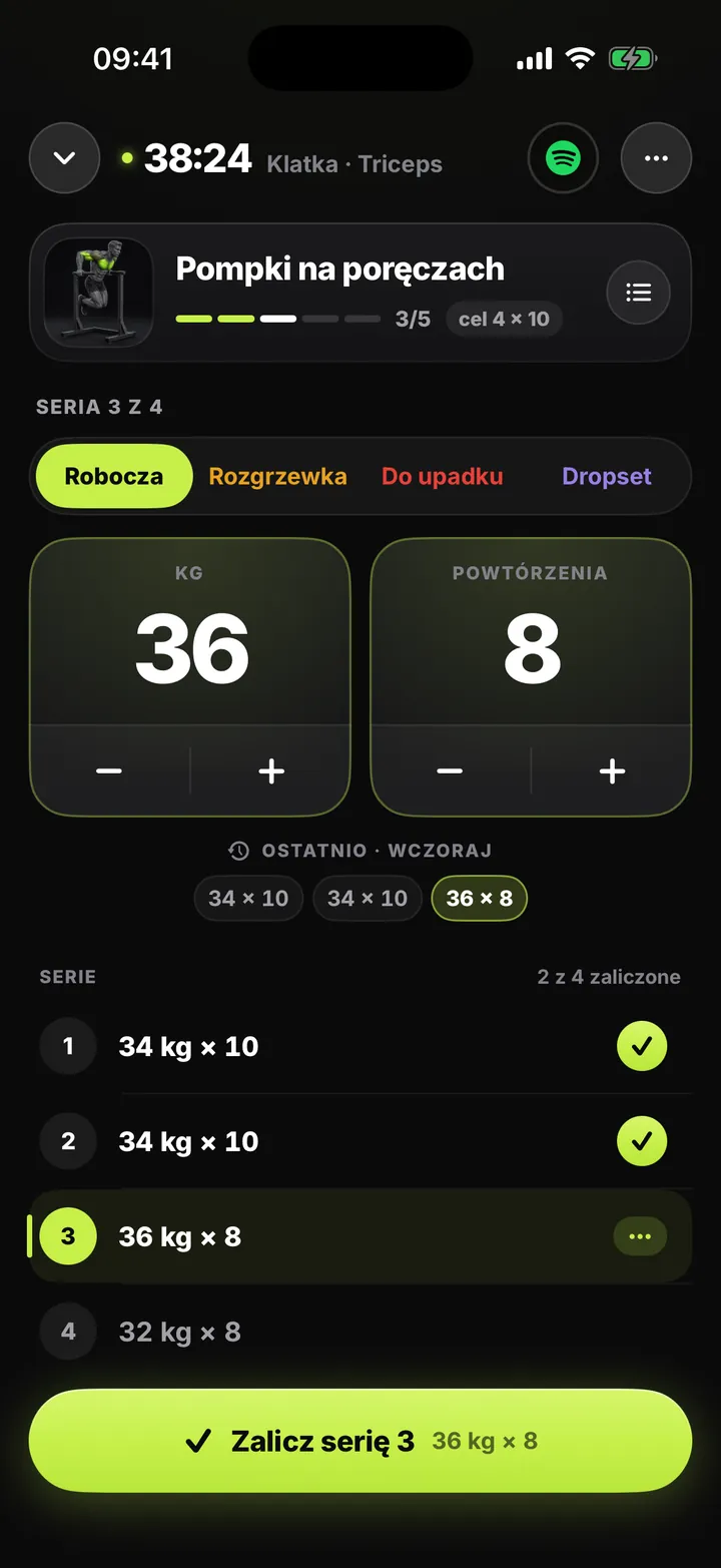 Trening siłowy w toku: seria 3 z 4, 36 kg na 8 powtórzeń, pod spodem zaliczone serie